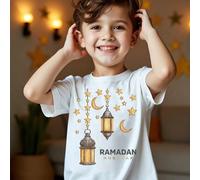 T-shirt à manches courtes de base avec imprimé d'énoncé, de lettre, de motif de lanterne perlée, d'étoile et de lune, pour mode décontractée de garçon pendant le Ramadan. Assortiment familial (vendu s