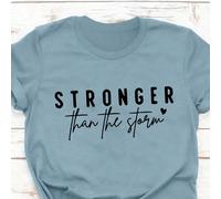 T-shirt à manches courtes décontracté avec imprimé en lettres anglaises "PLUS FORT que la tempête". Hauts graphiques pour femmes L,M,S,XL,XXLPortrait,Lettres,SloganTissu tricoté