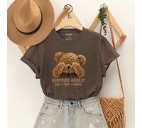 T-shirt à manches courtes pour femmes avec impression d'ours, col rond et slogan "MOMENT SURPRISE UN DEUX TROIS". Hauts graphiques pour femmes L,M,S,XSCartoon,SloganÉtoffe