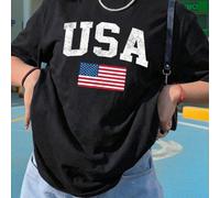 T-shirt col rond avec graphique vintage du drapeau américain délavé - Style campus rétro essentiel de rue | Texte blanc délavé audacieux et détails du drapeau estompés créent une ambiance patriotique 