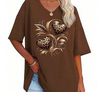T-shirt décontracté à col en V marron café à manches courtes pour femmes grande taille avec imprimé léopard en forme de cœur et carreaux. Top régulier en tissu tricoté. T-shirt oversize pour femmes gr