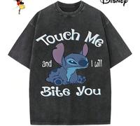 T-shirt homme en coton sous licence Disney, idéal pour les fêtes de fin d'année 2026. Orné d'un motif Stitch, il possède un col rond délavé, une matière douce et confortable, un entretien facile et co
