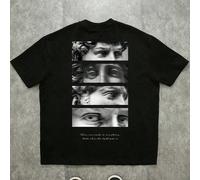 T-shirt noir ample de mode de rue décontractée pour homme en grande taille avec portrait noir et blanc et impression de lettres. T-shirt artistique unique, combinant un motif sculptural et un slogan e