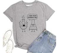 T-shirt pour femme avec blague chimique amusante « I Think You're Overreacting » | Haut décontracté pour les nerds scientifiques et les étudiants, Style_p02 Gris, M