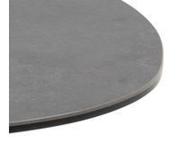 Table basse moderne avec plateau en céramique et base en métal noir mat.