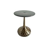 Table d'appoint moderne de luxe avec base en forme de balle de golf avec dessus en pierre microcristalline, table d'appoint contemporaine en laiton