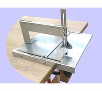 Table de scie sauteuse avec guide de rouleau et guide de lame supplémentaire sur la table