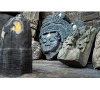 Tableau acrylique 80 x 50 cm : 18 février 2024 Uttarakhand India. Ruines et statues excavées dans le temple de Lakhamandal Shiva : sculptures anciennes (245523208)