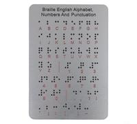 Tableau de l'alphabet braille en métal avec points en relief, y compris les chiffres et les marques de ponctuation, conçu pour les débutants apprenants du braille dans les environnements éducatifs
