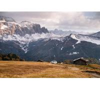 Tableau en bois de 80 x 50 cm : toile de fond idyllique de montagne alpine avec ancienne maison en bois traditionnelle située à Seceda Peak, Dolomiti, Tyrol du Sud, Italie (95175680)