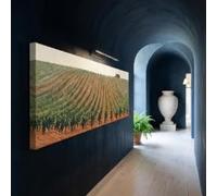 Tableau représentant un vignoble aux tons vert olive et brun cuivré, avec des rangées de vignes incurvées sur une colline et une grange au toit rouge, grande toile horizontale (45 x 135 cm, sans cadre).