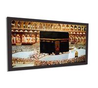 Tableau sacré représentant la Kaaba au centre de la Mecque pendant le pèlerinage: une image emblématique et spirituellement intense représentant la foi, l'unité et la dévotion de millions de fidèles.