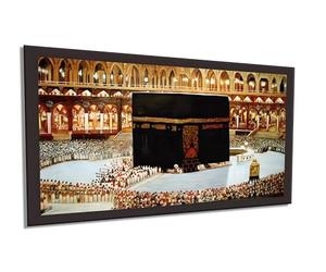 Tableau sacré représentant la Kaaba au centre de la Mecque pendant le pèlerinage: une image emblématique et spirituellement intense représentant la foi, l'unité et la dévotion de millions de fidèles.