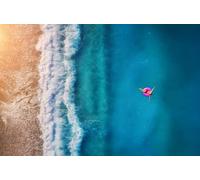 Tableau sur toile 80 x 50 cm : vue aérienne de la jeune femme flottant sur la bouée rose dans la mer turquoise transparente à Oludeniz. Été - Ma (91211857)