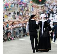 Tableau sur verre festival Interceltique 30x30 cm CEANOTHE Décoration Murale Art Décoratif Muraux Peinture Imprimée en HD Salon Chambre Bureau Fabriqué en France Multicolore G