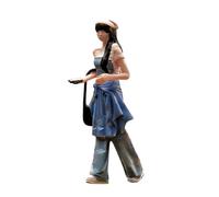TAIZhiChen Figurine de fille marchant à l'échelle 1/64, modèle Tiny People, décor de diorama réaliste de collection avec casquette pour décoration de bureau