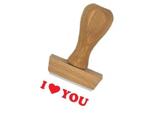 Tampon en bois certifié PEFC empreinte "I love you" - Format de l’impression 40 x 15 mm - Encre non incluse - Idéal pour déclarer votre flamme à la personne que vous aimez