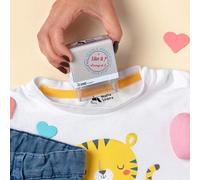 Tampon Vetement Enfant Stamp by Me | Tampon Personnalisé à Encre Imperméable | Tampon Encreur Textile | Timbre nom Vêtements Enfants | 9 Designs Exclusifs | Design avec Dessin Animé