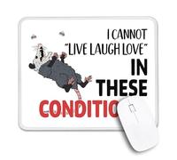 Tapis de souris antidérapant avec bords cousus « I Cannot Live Laugh Love in This Conditions » - Cadeau sarcastique amusant pour homme, femme, collègue, santé mentale - Cadeau de bureau