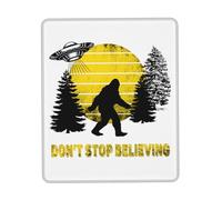 Tapis De Souris Don't Stop Believing UFO Bigfoot Sasquatch Tapis De Bureau Parfait sous-Main Doux Mouse Pad pour Table Claviers Voyage 25X30CM