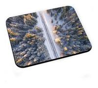 Tapis de souris Forêt de pins sous la neige traversée par une route vue G