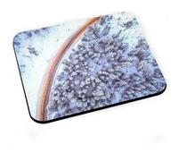 Tapis de souris Forêt de pins sous la neige traversée par une route vue G