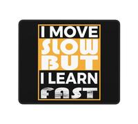 Tapis De Souris Je Bouge Lentement mais J'Apprends Vite Mouse Pad avec Base en Caoutchouc Tapis De Souris Gaming Durable Souris Tapis pour Gaming Pc Clavier 25X30Cm
