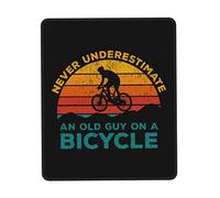 Tapis De Souris Never Underestimate an Old Guy on A Bicycle Mouse Pad Parfait sous-Main Doux Tapis De Bureau pour Claviers Travail Table 25X30CM