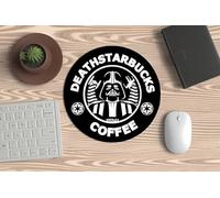 Tapis de souris, souris PC ou ordinateur portable - Death Starsbucks. Pour travailler tout en buvant des cafés plus noirs que le casque de Dark Vador avec une touche très cool et geek.
