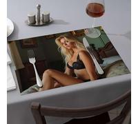 Tapis en silicone pour comptoir de cuisine Une femme en dentelle noire assise sur un lit avec des draps à motifs floraux Sets de table Chemin de table nappe (1 pièce)