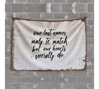 Tapisserie amusante « Our Last Names May Not Match, But Our Hearts Surely Do ». Tapisserie décorative amusante pour bar avec mots (100 x 150 cm)