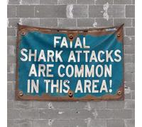 Tapisserie décorative de bar en plein air Les attaques de requins mortels sont communes dans cette zone. Tapisserie décorative amusante pour bar avec mots (75 x 100 cm)