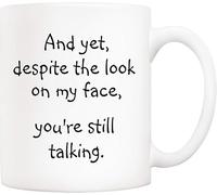 Tasse à café avec citation amusante pour ami, collègue, et pourtant, malgré l'expression sur mon visage, tu parles toujours. Tasses fantaisie 11 oz, anniversaire unique