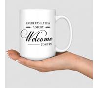 Tasse à café blanche en céramique « Every Family Has A Story Welcome to Ours » - Tasse à café amusante pour entraînement - Blanc brillant - Cadeau pour la fête des mères, la fête des pères, un