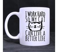Tasse à café humoristique en céramique blanche avec inscription « I Work Hard So My Cat Can Live A Better Life » de 325 ml