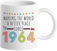 Tasse à café humoristique pour les 60 ans, 60e anniversaire, 1964, pour elle, maman, tante, épouse, sœur, grand-mère, amie, tasse à thé de 11 oz. Rendre le monde meilleur depuis 1964.
