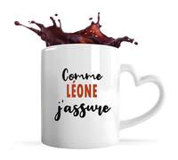 Tasse Coeur Comme Léone J'assure - Mug avec une anse coeur - Idée Tasse Coeur Personnalisable Cadeau Anniversaire Fête Original Famille Travail Départ Collègue Retraite Noël.