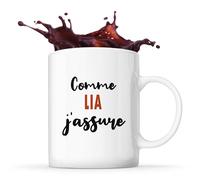 Tasse Comme Lia J'assure - Mug - Idée Tasse Personnalisable Cadeau Anniversaire Fête Original Famille Travail Départ Collègue Retraite Noël.
