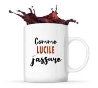Tasse Comme Lucile J'assure - Mug - Idée Tasse Personnalisable Cadeau Anniversaire Fête Original Famille Travail Départ Collègue Retraite Noël.