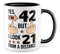 Tasse d'anniversaire avec inscription en allemand « Geschenk Yes, I'm 42 but I look 21 from a distance » - Tasse à café 330 ml en céramique - Sarcasme pour bureau