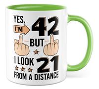 Tasse d'anniversaire avec inscription en allemand « Geschenk Yes, I'm 42 but I look 21 from a distance » - Tasse à café 330 ml en céramique - Sarcasme pour bureau