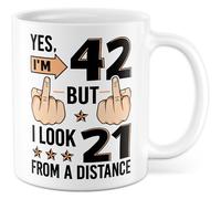Tasse d'anniversaire avec inscription en allemand « Geschenk Yes, I'm 42 but I look 21 from a distance » - Tasse à café 330 ml en céramique - Sarcasme pour bureau