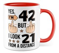 Tasse d'anniversaire avec inscription en allemand « Geschenk Yes, I'm 42 but I look 21 from a distance » - Tasse à café 330 ml en céramique - Sarcasme pour bureau