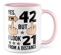 Tasse d'anniversaire avec inscription en allemand « Geschenk Yes, I'm 42 but I look 21 from a distance » - Tasse à café 330 ml en céramique - Sarcasme pour bureau