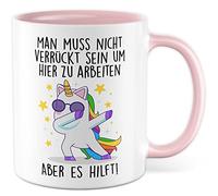 Tasse de bureau - Cadeau - Man muss nicht verrückt sein um hier zu arbeiten - Aber es hilft Geschenkidee Kollegen Kaffeasse mit Spruch lustig Kaffee-Becher Willkommen Kolleegin Arbeit (Blanc/Rose)