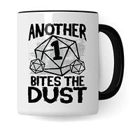 Tasse DnD Roleplay Another 1 the Dust - Cadeau DnD Roleplay - Jeu de rôle avec inscription en allemand D20 Dice Pen & Paper Tabletop D20 - RPG Dungeon - Idée cadeau (blanc et noir)