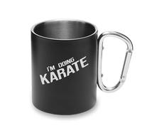 Tasse en métal avec mousqueton « I am Doing Karate »