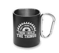 Tasse en métal avec poignée mousqueton First I Drink The Coffee Then I Build The Things
