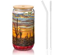 Tasses en verre avec couvercles en bambou et pailles en forme de cactus au coucher du soleil dans le désert, tasses à café, tasses en forme de canette, verres, cocktails, transparent