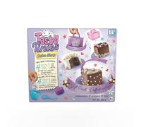Tasty Tinies - Pack Cadeau Anniversaire - Kit Pâtisserie Créative pour Enfants dès 6 Ans - 4 Préparations pour Gâteaux + Sachets Glaçage + Décorations + Accessoires - Cuisson Micro Ondes